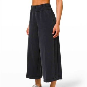 Lululemon Seek Softness yoga crops size 8